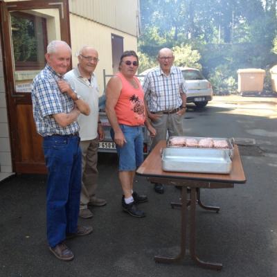 Un déjeuner convivial autour d'une galette saucisse le 1er juillet 2015